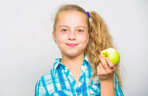 Παιδί κορίτσι φάτε φρούτα πράσινο μήλο. Βιταμίνη διατροφή έννοια. Λόγοι για να τρώτε μήλο κάθε μέρα. Θρεπτικό περιεχόμενο της apple. Μήλο ημερησίως κρατά το γιατρό μακριά. Η καλή διατροφή είναι απαραίτητη για καλή υγεία — Φωτογραφία Αρχείου