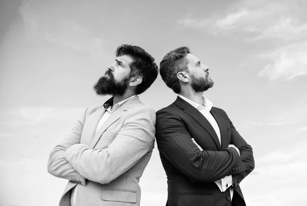 Homens de negócios estão no céu azul. Perfeito em cada detalhe. Aparência bem preparado melhora empresário reputação de negócios. Conceito de empresários. Empresários barbudos posando confiantemente — Fotografia de Stock