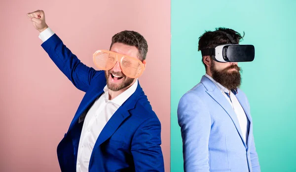 Homem com barba em óculos VR e acessório em plástico. O tipo interage na realidade virtual. Hipster explorando a realidade virtual. Alternativa divertida e virtual. Negócios implementar tecnologia moderna — Fotografia de Stock