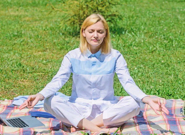 Meisje mediteren op tapijt groen gras weide natuur achtergrond. Minuut om tot rust te vinden. Vrouw beoefenen meditatie ontspannen. Elke dag meditatie. Redenen dat u elke dag moet mediteren. Duidelijk uw geest — Stockfoto
