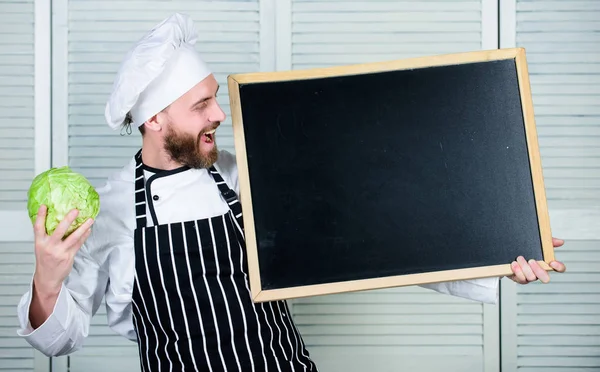 Man kock hatt förkläde håll blackboard kopia utrymme. Recept-konceptet. Matlagning läcker måltid steg för steg. Menyn för idag. Lista ingredienser för matlagning maträtt. Kolla in matlagningstips. Tips för att laga mat som pro — Stockfoto