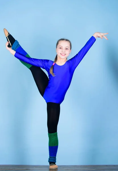 Chica pequeña gimnasta leotardo deportivo. Educación física y gimnasia. Futura estrella de la gimnasia rítmica. El deporte de gimnasia rítmica combina elementos de danza de ballet. Cuerpo sano flexible. Inténtalo. —  Fotos de Stock