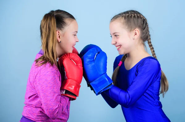 Boxer enfants en gants de boxe. Filles caleçons mignons sur fond bleu. L'amitié comme bataille et compétition. Passer le défi de la boxe. Test de force. L'amitié féminine. Les filles dans le sport de boxe — Photo