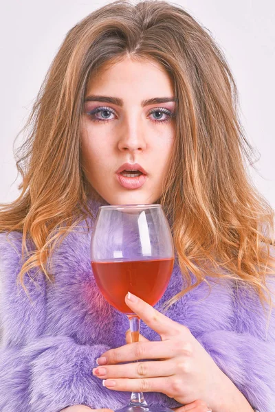 Lány divat smink kopás bundát tartsa pohár vörösbor. Nő bort inni. Hölgy-divat modell göndör frizura drága luxus bort szereti. Hedonizmus koncepció. Ok, hogy télen vörös bort inni — Stock Fotó