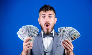 Sonuç tüm umutlarını aştı. Nakit para tutan sakallı adam. Zengin işadamı bizimle dolarlık banknotlar. Para birimi broker para bohça ile. Para ile iş yapma. İş başlangıç kredi