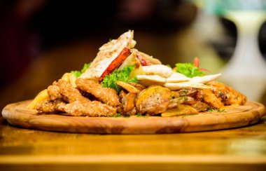 Et yemeği grup arkadaşları için. Lezzetli aperatifler. Aperatif bira için. Restoran yiyecek. Ahşap tahta kızarmış patates balık şiş dürüm ve et biftek salata ile servis. Pub menü aperatif. Afiyet olsun