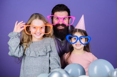 Güzel parti. Aile baba ve kızı parti gözlük takıyor. Aile partisi. Mutlu bir aile doğum günü partisi kutluyor. Baba ve kız çocuklar birlikte vaktinizi. Bir aile kutlaması sahip