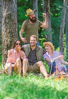 Unexpectable tehlike. Adam acımasız hırsız bıçak saldırı yürüyüşçü orman olacak tutar. Arkadaş rahatlatıcı ve saldırıya için beklemeyin. Dikkat et. Doğa tehlikeli bir durumda Şirket arkadaşlar