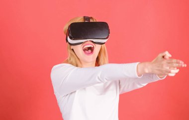 Sanal gerçeklik kulaklık kullanan kadın. Mutlu genç kadın film izlerken ya da video oyunları oynarken sanal gerçeklik gözlük takıyor. Onun sanal gerçeklik kulaklık ayarlama ve gülümseyen kendine güvenen genç kadın.