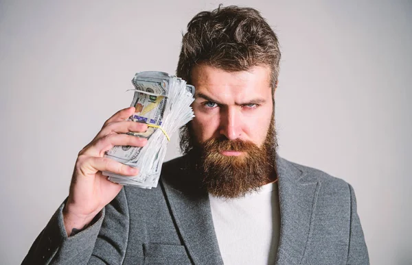 Man brute bebaarde hipster slijtage formele pak en houd van contant geld. Intelligente zakelijke. Illegale winst en zwart geld. Zakenman met cash winst. Brutale man heeft contant geld. Rijkdom en welzijn — Stockfoto