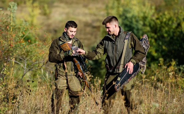 Hunting skills and weapon equipment. How turn hunting into hobby. Friendship of men hunters. Army forces. Camouflage. Military uniform. Man hunters with rifle gun. Boot camp. Hobby for real men — Stock Photo, Image