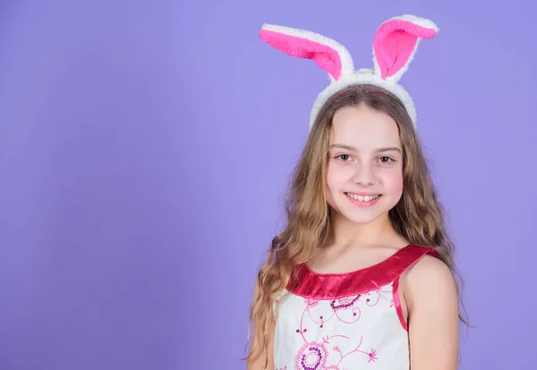 Bahar doğa'nın yolu parti olduğunu. Tavşan kulakları giyen küçük kız. Bunny Paskalya kutlamaları için kafa bandı küçük kız. Easter bunny Paskalya sembolüdür. Paskalya tavşanı kavramı, kopya alanı — Stok fotoğraf