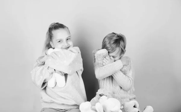 Colección de juguetes de osos. Los osos de peluche ayudan a los niños a manejar las emociones y limitar el estrés. Los hermanos juguetones sostienen peluches de oso de peluche. Niño y niña juegan con juguetes suaves oso de peluche sobre fondo rosa — Foto de Stock