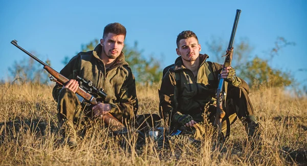 Vadász barátja élvezni szabadidős területén. Vadászat meg hobbi-szabadidő. Vadászok gamekeepers pihentető. Többi igazi férfi koncepció. Megvitatni a fogás. Vadászok a puska pihen a természeti környezet — Stock Fotó