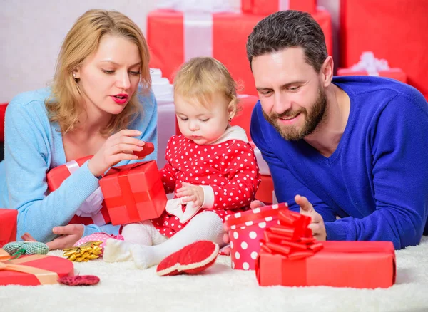 Traditionelle Familienwerte. Familie feiert Jubiläum. Valentinstag. Schöne Familie feiert Valentinstag. glückliche Eltern. verliebte Paare und Baby sind eine glückliche Familie. etwas Besonderes feiern — Stockfoto