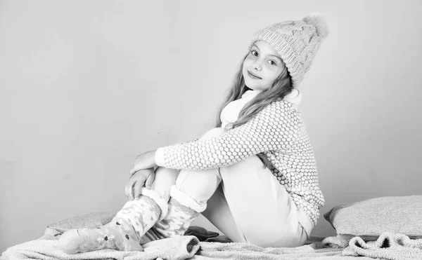 Menina cabelo longo relaxante fundo rosa. Moda de inverno de crianças. Criança modelo de moda sorridente. Kid girl use chapéu de malha bonito e roupas confortáveis e aconchegantes. Inverno conceito de moda — Fotografia de Stock
