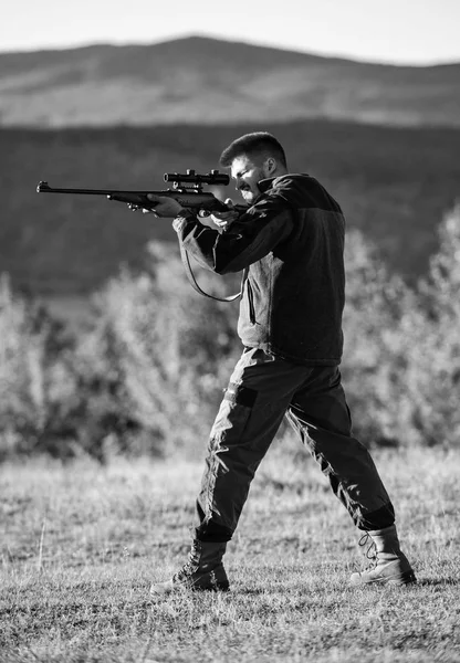 Männergewehr für die Jagd. Jäger khaki Kleidung bereit zur Jagd halten Gewehrberge Hintergrund. Jäger mit Gewehr auf der Suche nach Tier. Jagdtrophäe. Mentale Vorbereitung auf die Jagd individueller Prozess — Stockfoto