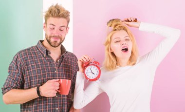 Kaç sabah uyanış çalar saat. Yeterli uyku sağlıklı dinlenme rejimi oluşturun. Geç rejimi pişman. Daha önce yatağa gitmeliyiz. Kadın ve adam uykulu sabah kahve içmek saç tousled