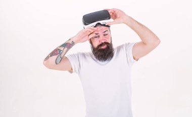 Etkileyici sanal gerçeklik. Adam Vr gözlük beyaz arka plan çıkarmak hipster sakallı. Sanal gerçeklik tarafından etkilendim. Adam kafa monte ile sanal gerçeklik görüntüler. Sanal gerçeklik hipster boğulmuş