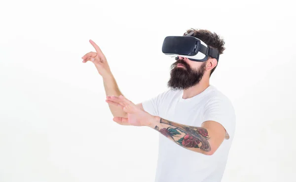 Osoba s virtuální realita helma izolovaných na bílém pozadí. Portrét mladého muže nosit brýle vr, zažívá virtuální realita 3d s náhlavní soupravou. Obrázek sítě Vr Vr.. — Stock fotografie