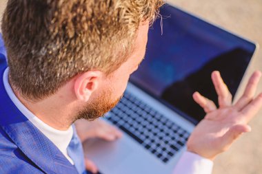 Blog için yeni yazı üzerine çalışıyor. Blog online iletişim. İşadamı sörf internet veya yanıt e-postaları süre oturup dizüstü bilgisayar açık havada arka manzaralı. Online toplum için yararlı yazı oluşturmak