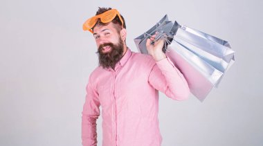 Adam hipster giyim güneş gözlüğü tutun grup alışveriş torbaları sakallı. Nasıl sonraki tatil için hazır olun. Üstünde siyah Cuma alışveriş. Mutlu grup kağıt torbalar ile alışveriş. Alışveriş bağımlısı tüketici