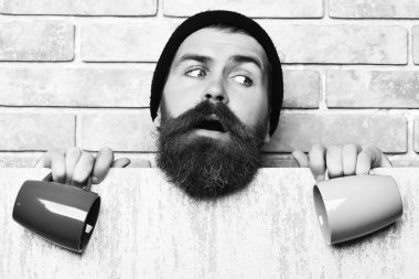 Kâğıt çarşaf ve fincanlarla vahşi beyaz hippi sakallı.