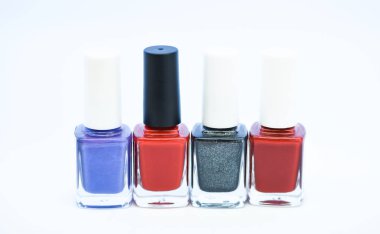 Tırnak cilası beyaz arka plan. Jel Lehçe modern teknoloji. Nasıl renkler birleştirmek. Manikür salonu. Moda trendi. Tırnak cilası şişe. Güzellik ve bakım kavramı. Dayanıklılık ve kalite kaplama Lehçe