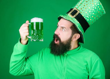Im değil benim gibi iç İrlandalı. Yeşil bira içme sakallı İrlandalı adam. Saint Patricks Günü için kızartma adam sakallı. Hippi bira bardağı tutan cin şapkalı. Saint patricks günü kutluyor