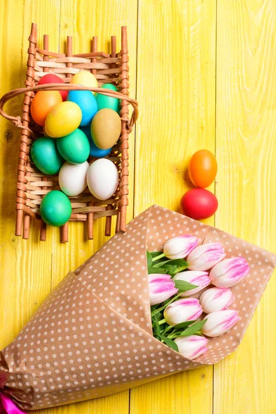 Lale çiçek buketi. Sağlıklı ve mutlu bir tatil. boyalı yumurta yumurta sepet içinde. Bahar tatili. Tatil kutlaması, hazırlık. Mutlu paskalyalar. Yumurtası avı. Her yerde bahar — Stok fotoğraf