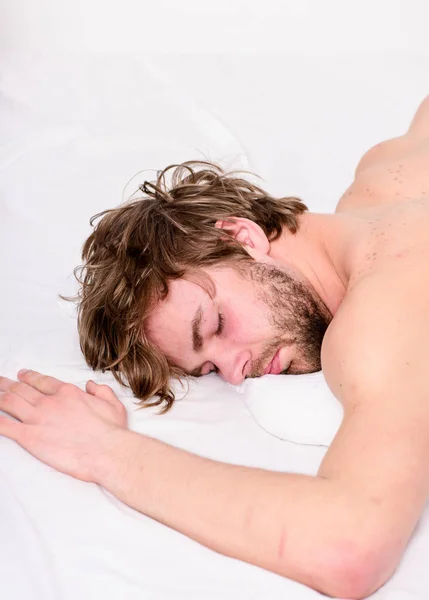 Uyurken geliştirmek için basit ipuçları. Sakallı maço sabah relax adam. Toplam kavramı sakin ol. Adam çekici maço sakin ve rahat hissediyorum. Adam tıraşsız sakallı yüzü uyku rahatlayın veya sadece uyan — Stok fotoğraf