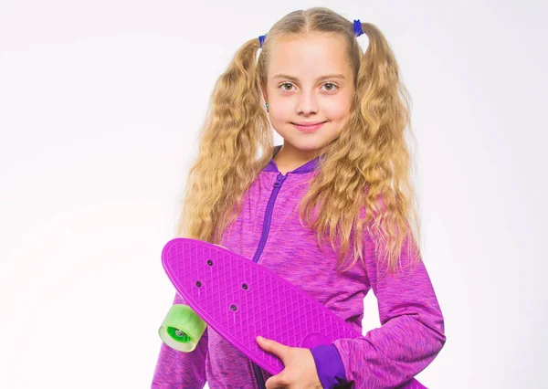 子供のための最高の贈り物。究極の贈り物のリストの女の子のための完璧なプレゼントを選ぶを助けます。子供は、ペニーのボードを保持します。子供の長い髪は、ペニーのボードを運ぶ。毎日スケーターのプラスチック スケート ボード。彼女の夢のペニー ボード — ストック写真