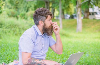 Yazar ya da blogger sosyal ağ için yazı yazmak. Blogger düşünceli yüz içerik oluşturun. Hipster blogger dizüstü doğa arka plan ile. Blogger için sosyal ağ içerik oluşturun. Yaratıcılık kriz