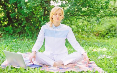 Neden her gün meditasyon. Dakika dinlenmek için bulmak. Zihnini boşalt. Kız halı yeşil çim çayır doğa arka plan üzerinde meditasyon. Her gün meditasyon. Pratik meditasyon rahatlatıcı kadın