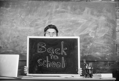 Öğretmen ya da okul müdürü Okul için yazıt ağırlamaktadır. Öğretmenler hayat stres dolu. Öğretim yılı başında korkmuş bir adam. Eğitimci Blackboard saklanıyor. Blackboard dışarı bakmak öğretmen