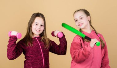 Onlar zevk spor bulmak çocuklar yardımcı olacak yöntemler bulunur. Kızlar spor ekipmanları dumbell ve beysbol sopası ile şirin çocuklar. Sporu severim. Çocuk tamamen farklı sporda excel. Arkadaşlar için eğitim hazır.