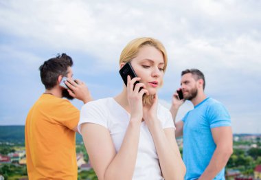 İletişim ihtiyacını karşılamak. Açık havada akıllı telefonları olan modern insanlar. Bir grup arkadaş cep telefonuyla konuşuyor. Cep telefonu kullanıcıları. İnsanlar ve teknoloji. Mobil iletişim teknolojisi kullanılıyor