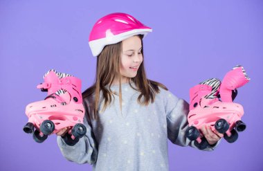 Roller buz pateni teen hobi. Neşeli gençlik gelecek binmek. Sportif genç kız. Paten için hazır. Etkin boş ve yaşam tarzı. Kız cute teen giyim kask ve tekerlekli paten Menekşe arka plan üzerinde