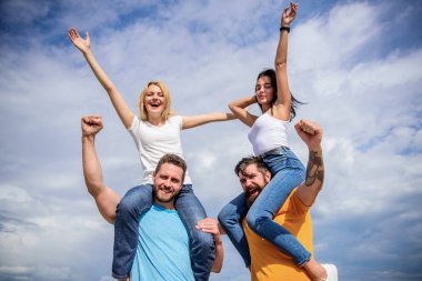 Neşeli çiftler dans. Arkadaşlar eğlenmeye açık hava festivali yaz. Kadın ve erkek Müzik Festivali tadını çıkarın. Ünlü Festivali tatil sırasında ziyaret edin. Mutluluk ve sevinç. Rock Müzik Festivali. Özgürlük hissediyorum