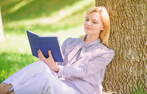 Auto-amélioration féminine. Fille s'appuyer sur l'arbre tout en se détendre dans le parc assis herbe. Livre d'auto-amélioration. Auto-amélioration et concept d'éducation. Femme d'affaires trouver minute pour lire livre améliorer ses connaissances — Photo