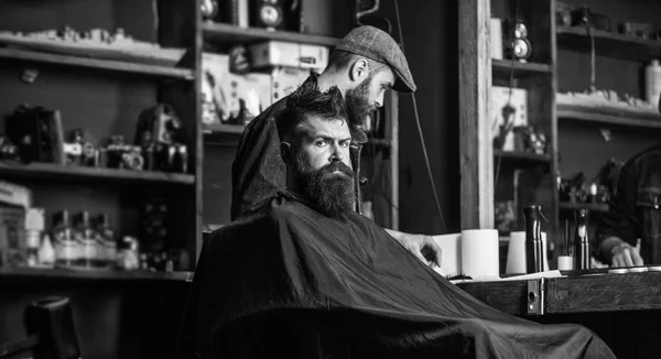 Cliente Hipster Che Taglia Capelli Cliente Con Barba Pronta Rifilatura — Foto Stock