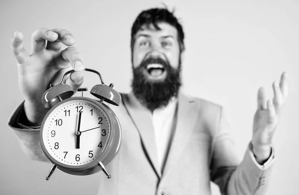Πάνω στην ώρα. Γενειοφόρος άνδρας ευτυχισμένη χαρούμενη επιχειρηματίας κρατήστε ρολόι συναγερμών. Έγκαιρη αντίληψη. Hipster ευτυχισμένη εργάσιμη ημέρα είναι πάνω. Επιχειρηματίας ολοκληρωθεί εγκαίρως. Δεξιότητες διαχείρισης χρόνου. Καλύτερη στιγμή της ημέρας — Φωτογραφία Αρχείου
