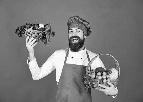 Шеф-кухар тримає капусту, редьку, брокколі з салатом і часником — стокове фото