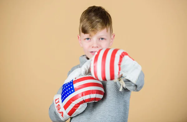 Concepto de boxeador americano. Atleta deportivo infantil practicando habilidades de boxeo. Boxeo deportivo. Listo para el combate. Confiando en su fuerza. Empieza la carrera de boxeo. Niño deportista usar guantes de boxeo con bandera de EE.UU. —  Fotos de Stock