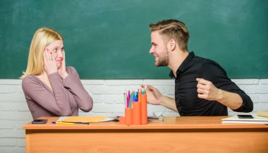 Dostluk ve ilişkileri. Uzlaşma çözüm. Üniversite ilişkileri. Sınıf arkadaşları ile ilişkileri. Öğrenciler sınıf kara tahta arka plan iletişim. Eğitim kavramı. Grup arkadaşları arasında iletişim