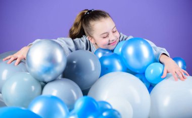 Kız hava balonu arasında. Doğum günü partisi. Çocuk günü. Çocukluk. Tüm bu balon benim için. Mutluluk pozitif duygular. Hava balonları ile takıntılı. Eğleniyor. Balon konulu parti