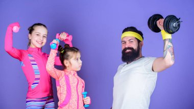 Biz her gün egzersiz. Baba ve kızı beden eğitimi dersinde. Mutlu aile eğitim beden eğitimi dersinde. Baba ve çocuk jimnastik salonu iş sahip. Spor antrenörü ve bina gücü dumbbells ile küçük kızlar