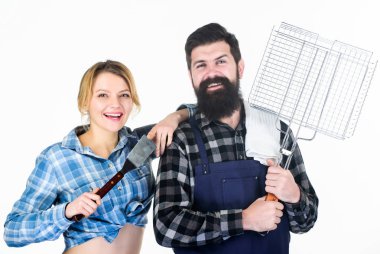 Mükemmel görünüyorsun. Kızarmış et için aletler. Sakallı hippi ve kız. Hazırlık ve aşçılık. Aile hafta sonu. Birbirine aşık çiftler mutfak gereçlerini tutarlar. Piknik barbeküsü. yemek tarifi