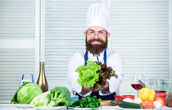 Neue Nahrung. Vegetarier. Älterer Koch mit Bart. gesunde Ernährung Kochen. Diät und Biolebensmittel, Vitamin. bärtiger Mann kocht in Küche, kulinarisch. Koch mit Hut. Geheimrezept für Geschmack — Stockfoto