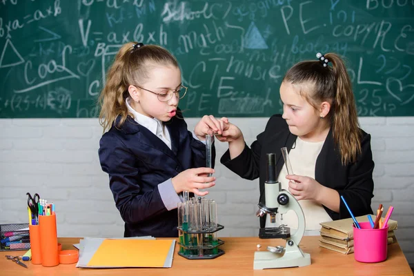Érdekes, hogy tanuló kémia. Oktatási kísérlet koncepció. Mikroszkóp és kémcsövek asztalra. Végezze el a kémiai reakciók. Alapfokú ismerete kémia. Lányok osztálytársai hogyí kémiát — Stock Fotó